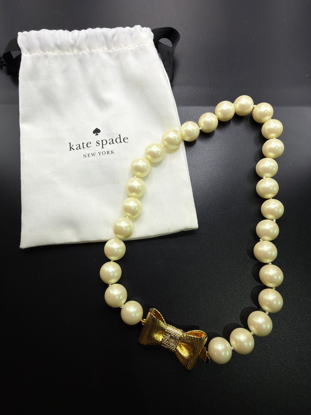 KATE SPADE ALL WRAPPED UP GLASS PEARL GOLD TONE RIBBON BOW NECKLACE - Picture 3 of 12